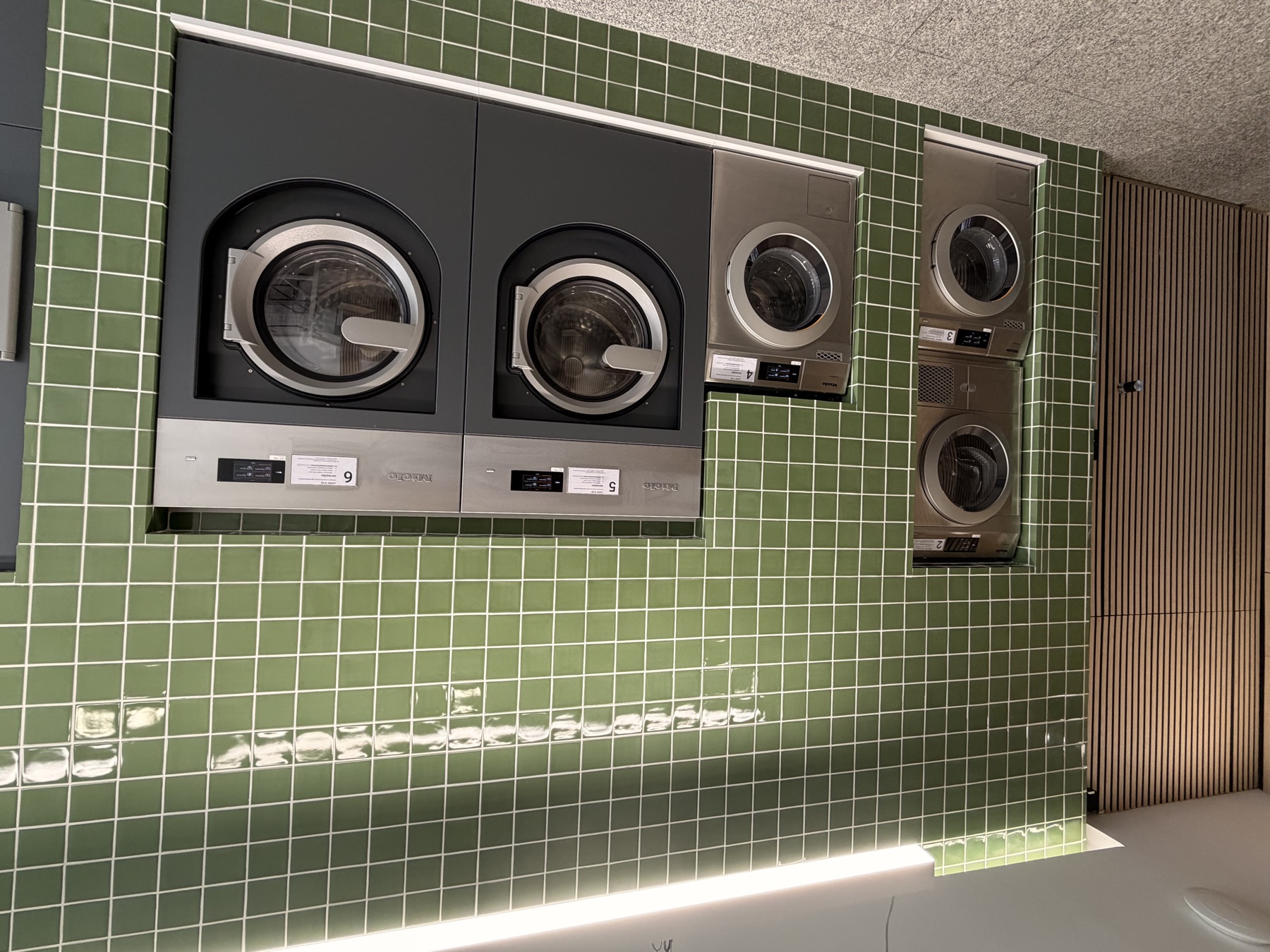 Interior da loja fresqa com máquinas profissionais e azulejo verde